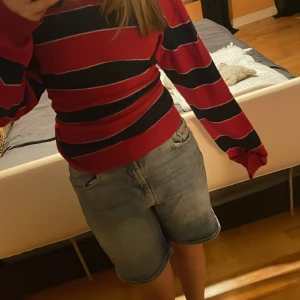 Blå jeansshorts från Pieces - Säljer ett par snygga blå jeansshorts från Pieces i storlek M. De har en klassisk femficksdesign och är i mycket bra skick. Perfekta för sommardagar eller en avslappnad vårlook. Passar till allt från t-shirts till stickade tröjor. 🩳💙