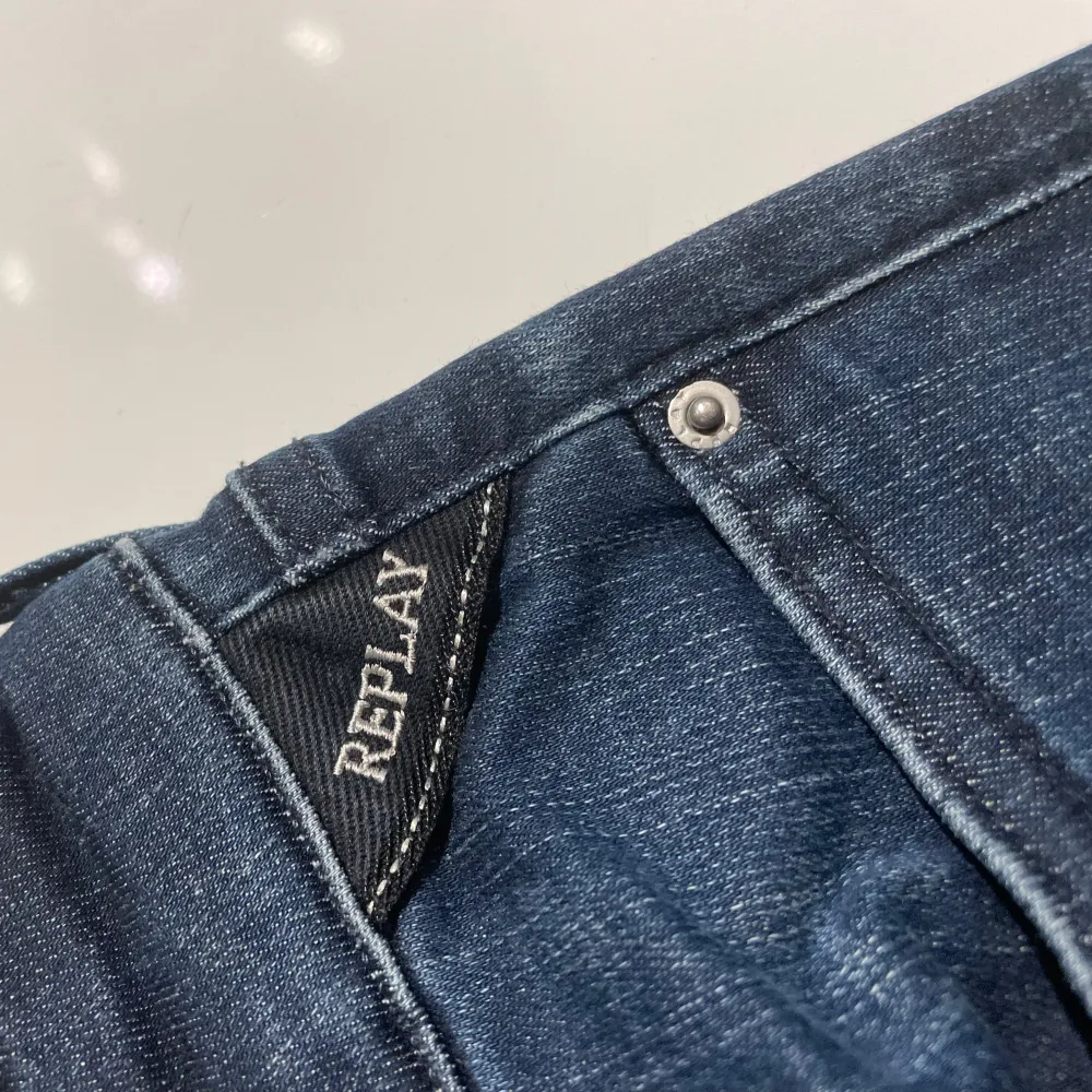 Säljer ett par riktigt snygga replay jeans i färgen marinblå. De är i storlek 27/30 och kostar 1400 nypris mitt pris är endast 200. Jeans & Byxor.