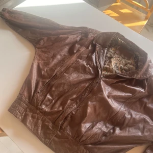 Vintage SAKI läderjacka - Vintage saki läderjacka i väldigt bra skick.   Jackan har tecken på användning men inga skador eller liknande. Priset är inte hugget i sten så kom gärna med bud🙏