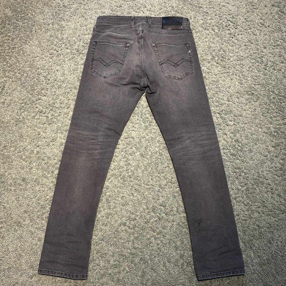 Feta Replay jeans i storlek 29 30. Modell grover. Snålt använda. Skick 8,5/10. Säljer eftersom dem blivit för små. Priset är ej hugget i sten.. Jeans & Byxor.