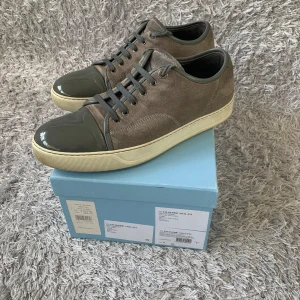 Lanvin - Riktigt snygga Lanvins! | Grymt skick finns nått tecken på användning men överlag 9 av 10! | Storlek 9 motsvarande en 43 men kan passa lite större! | Låda och dustbag tillkommer! | Ställ gärna frågor innan du köper!