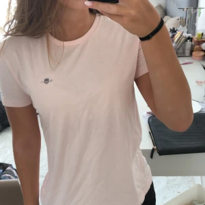 Gant t-shirt  - Rosa gant t-shirt. Storlek 152 cm. Bra skick och knappt använd