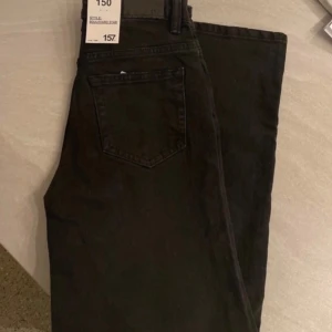 Jeans med vida ben - Strl 150  Vida ben Ställbar midja  Oanvända 