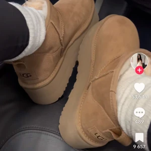 Ugg platform - Föredrar snabb affär med köp nu. Inga defekter men använda. Box medföljer. För stora. Nya