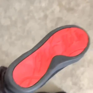 Louboutin  - Louboutin för billig pris. Bra sick. Pris kan diskuteras . Bilderna är dålig på grund av att jag har ba bra videos på det. Skriv privat för mer videos 