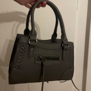 Väska - Säljer denna populära Gina väskan som jag endast använt 1 gång så är som ny