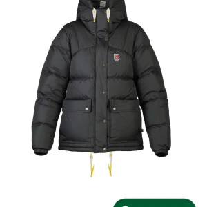 Fjällräven jacka - Intressekoll på syrrans vinterjacka, inköpt förra vintern på naturkompaniet. Inga defekter och är i storlek xs. Kvitto medkommer 