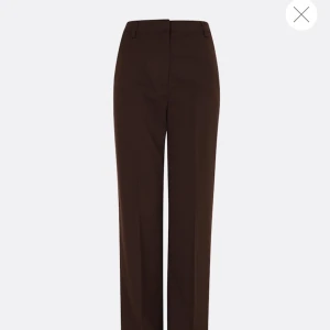 Brun kostymbyxor  - Helt oanvända kostymbyxor från bikbok med prislappen. Säljer för att de är för små på mig🫶🏼