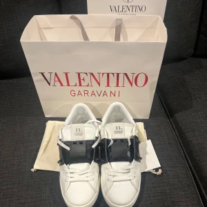 Valentino open - Hej jag säljer nu detta valentino skorna i ett riktigt bra skick. Andvänt 3 gånger men har fräschat upp dom som nya. Dessvärre är det en spik som saknas men eftersom att det är på insidan så syns det inte av alls.  Med mera frågor så kontakta mig!  