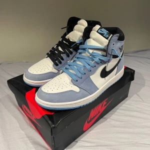 Jordan 1 UNC High - Ganska bra skick. Använd 1 eller 2 gånger. Innersula är lite blekt men rästen är bra 👍. Skriv till mig om du har fråga om dem 👍👍