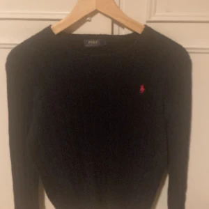 Fin mörk blå polo tröja!💙 - Jätte fin polo tröja!! Skicket är som nytt och ja säljer den för ja tycker den inte är riktigt min stil men den va fin! Och den är I storlek S