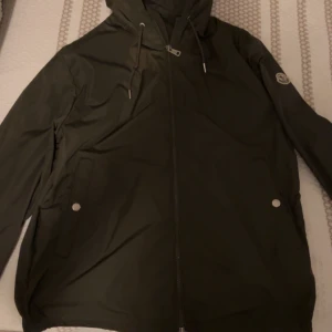 Moncler windbreaker  - Gammal moncler windbraker helt okej skick, pris kan diskuteras 