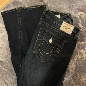 True religion W30 - Super fina true religion jeans i storlek W30, endast använda några få gånger, som nya, Ny pris 1299. Pris kan  diskuteras 😊