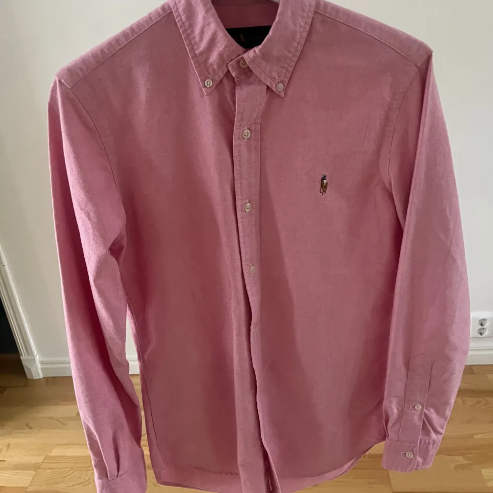 🌟Ralph Lauren skjorta | Top skick, 9,5/10 | Rosa | Passar S | Äkta givetvis | Fraktar spårbart via PostNord eller instabox samma dag du köper | Hör av dig vid frågor eller funderingar! Svarar inom 15 min 🌟. Skjortor.