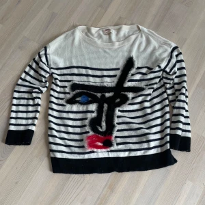 Vintage tröja Jean Paul Gaultier Stl Large - Snygg cool stickad tröja från Jean Paul Gaultier (samarbete med Lindex). Favorit-vintage plagg. Tyvärr blivit noppig men går säkert att fixa för den händige. 