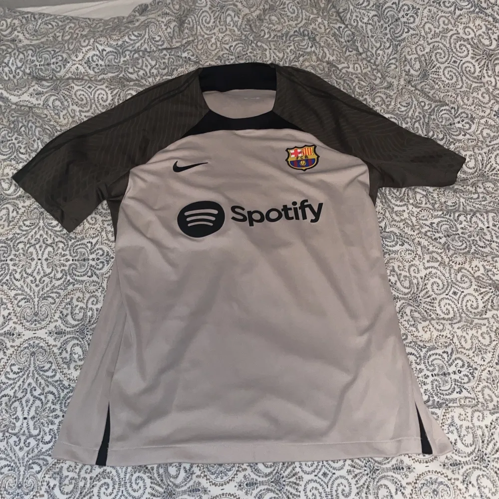 Hej! Jag säljer denna feta barcelona T-shirt i storlek L. Köpt i Barcelona, original tröja, och den är i bra skick.. T-shirts.