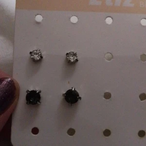 Söta örhängen  - 2 olika par örhängen . Från Dollarstore. Kan skickas med post om önskas.  