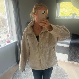 Teddy Jacka - Jätte snygg och skön Teddy Jacka från Carin Wester!! Den är använd några gånger, men har inga skador🥰 Den är också helt slutsåld på hemsidan. Flera frågor? Skriv privat❤️