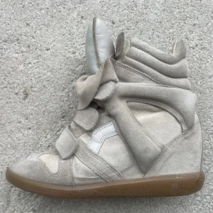 Isabel marant skor bekett - Säljer mina isabel marant skor i modell bekett färg ecru/ beige. Sparsamt använda och säljer då jag behöver pengar 💓
