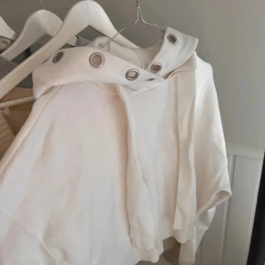 Hoodie - Säljer denna hoddie med coola detaljer, aldrig använd 