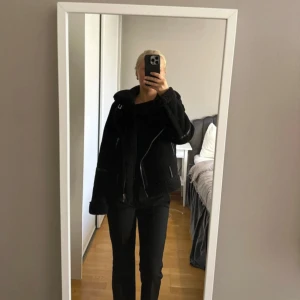 Höst/vinterjacka  - Jätte fin jacka, den är använd men fint skick endå. 