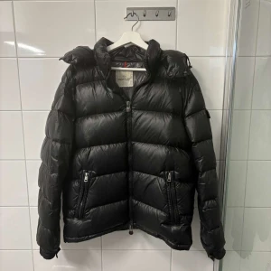 Moncler Maya - Säljer min Moncler Maya jacka i Stl 3. Jackan är i fint skick och sparsamt använd det ända som jag kan tänka på som är dåligt är att serietidningen i jackan har ramlat av i tvätten. Hör av er vid funderingar!
