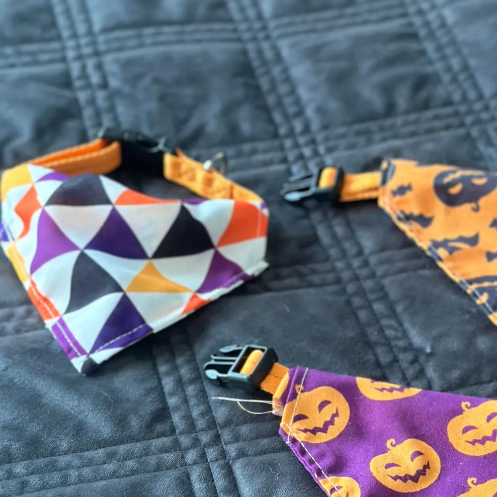 Vit triangelmönstrad scarf till en liten hund eller katt. Oanvänd. Spännen är justerbara och plagget är tillverkad i 100% bomull.Se min profil för andra alternativ dvs orange och lila scarf. . Asusteet.