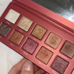 Caia Metallics palette, ögonskugga - Caia Metallics palette ögonskugga, väldigt fin metallic palett. Endast vissa färger som än lite använda, men fortfarande väldigt mycket kvar och väldigt fin❤️ säljer då den aldrig kommer till användning✨