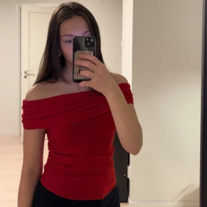 Röd off-shoulder topp - Röd off-shoulder topp från stradivarius  Aldrig använd, nyskick Storlek S