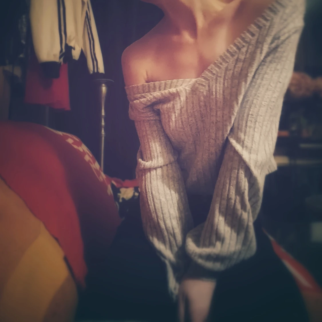 Grå ribbad offshoulder-tröja - 91