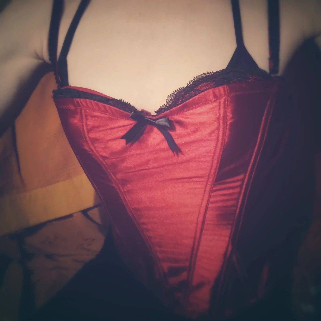 Röd korsett med svarta detaljer - 4