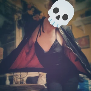 Svart bomberjacka med orange foder - Säljer en svart bomberjacka med coolt orange foder från Vailant pure. Jackan har en dragkedja framtill och en unik design på ryggen. Perfekt för höst och vår, och ger en edgy look till vilken outfit som helst. Passar bra för både vardag och fest!