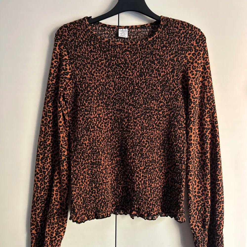 Leopardmönstrad tröja från Lindex, använd fåtal gånger 🐆💕. Neuletakit & Villapaidat.