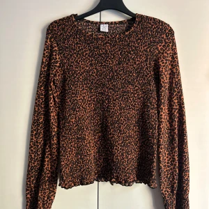 Leopardmönstrad tröja  - Leopardmönstrad tröja från Lindex, använd fåtal gånger 🐆💕