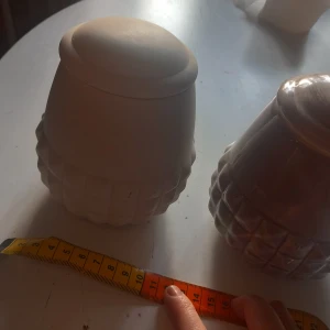 Porslinsburkar m lock - Ena har lite sprucket men funkar ändå. Nypris 110kr styck. En är vit den andra gammelrosa/ljuslila. Har bara stått som prydnad.