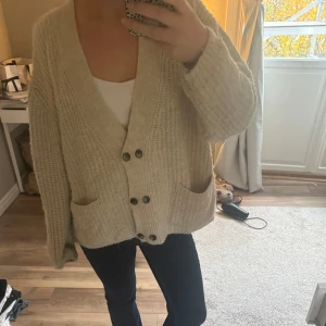 Stickad cardigan  - Fin kofta från Zara i bra skick, 