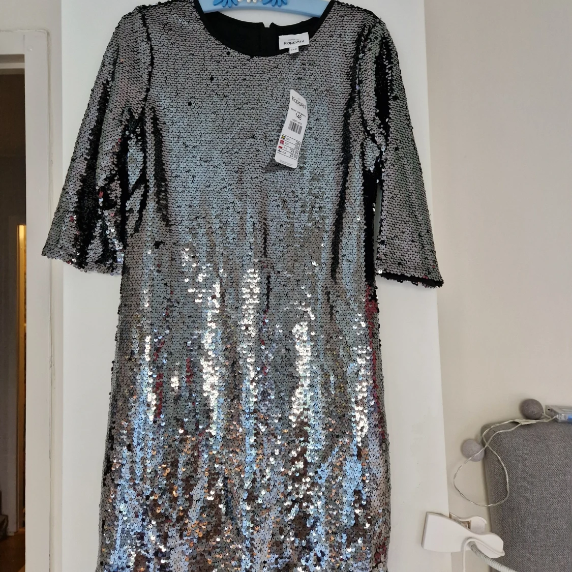 Glittrig paljettklänning  - 90