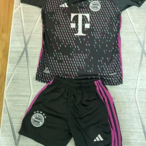 bayern münchen set  - helt ny sett i storlek 170=Xs mané på ryggen du får både shorts och t-shirt för ett väldigt go pris.
