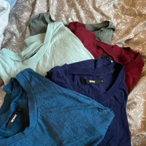 6 stycken t-shirts från bikbok, alla i storlek S. 1 grön, 2 röda, 1 mintgrön, 1 mörkblå & 1 blå/grön. Fint skick på alla, ej använda så mycket. Normal i storleken. 