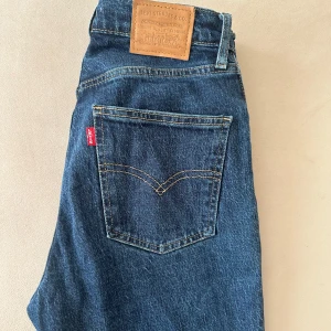 Levis jeans - 70s High slim straight Levis Jeans i storlek 26. Jeansen är i mycket god skick (nästan helt nya) använt dom 1-2 gånger max.