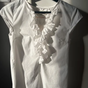 Vit volangblus  - Använts några gånger s/xs