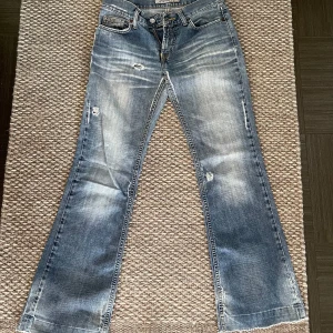 Jeans!! - Säljer dessa superfina lågmidjade bootcut jeansen som tyvärr inte passade mig!!💙💙