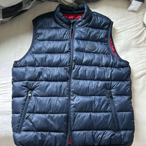 Jack&jones väst  - Väst i bra skick aldrig använt helt ny passar ej 