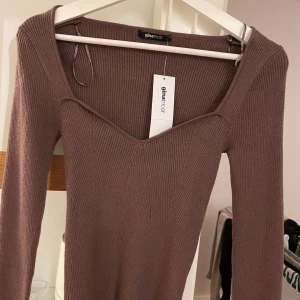 Tröja från Gina tricot  - Oanvänd topp från Gina med hjärtformad urringning i brun färg🤎Prislapp kvar.