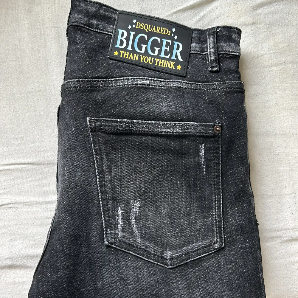 Dsq jeans i väldigt bra skick ganska ny använder ej längre pris kan diskuteras vid snabb affär . Jeans & Byxor.