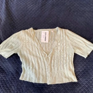 Ljusgrön ribbad kofta från Collusion - Säljer en superfin ljusgrön bolero😄 den är grönare i verkligeheten