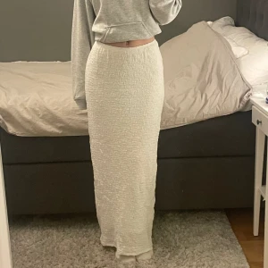 Vit lång kjol  - Super fin vit kjol från Gina tricot i storlek xs. Säljes endast på grund av att den aldrig blivit använd tyvärr. Lappen sitter även kvar. Jätte skönt material och går ner till fötterna på mig som är 169cm lång.