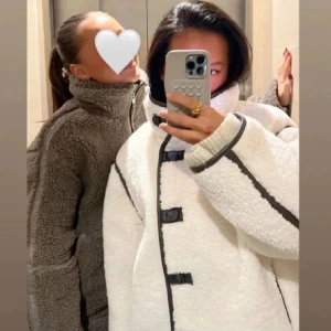 Pilejacka från h&m - Säljer den trendiga slutsålda pilejackan från h&m. Har i både xs och m, helt oanvända med prislapparna kvar🫶🏼första två bilderna är lånade 💞