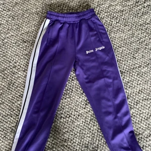Lila palm angels byxor  - Skick 10/10 inga fläckar har haft dem i 8 månader börjar att bli för små 