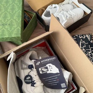 Jordan 4 - Säljer nu mina snygga Jordan 4s i ganska bra skick, inte min stil längre. (Ny pris 5000kr)